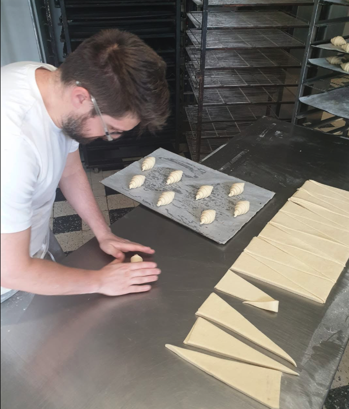 Artisan au travail dans le fournil