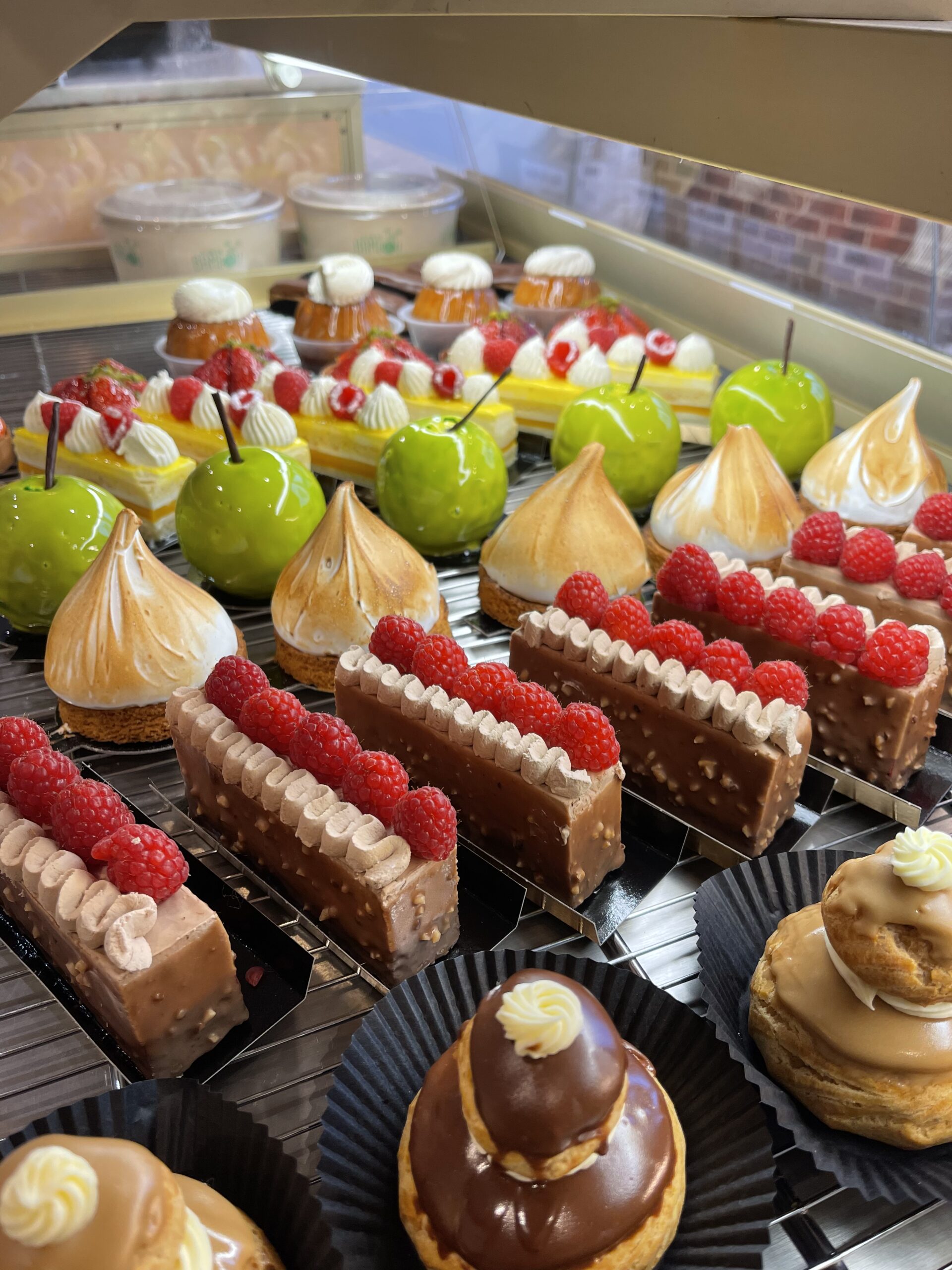 Chaque pâtisserie est imaginée et réalisée dans notre laboratoire artisanal.